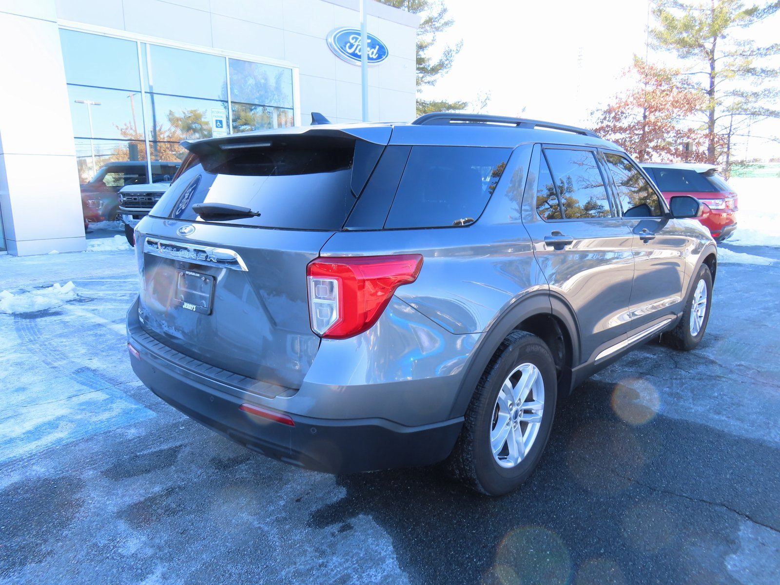 Used 2024 Ford Explorer XLT image 4