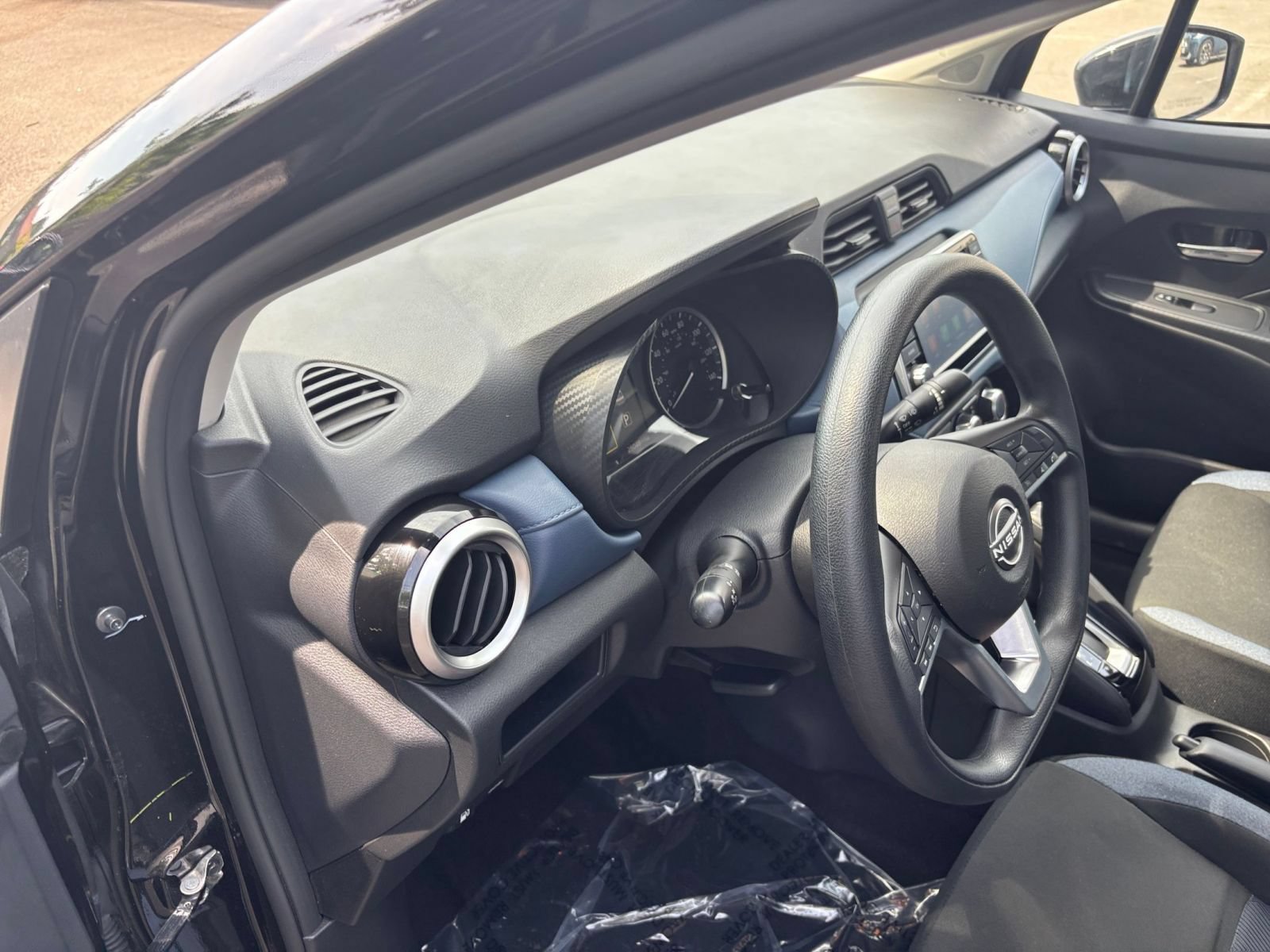 Used 2025 Nissan Versa SV FWD image 33