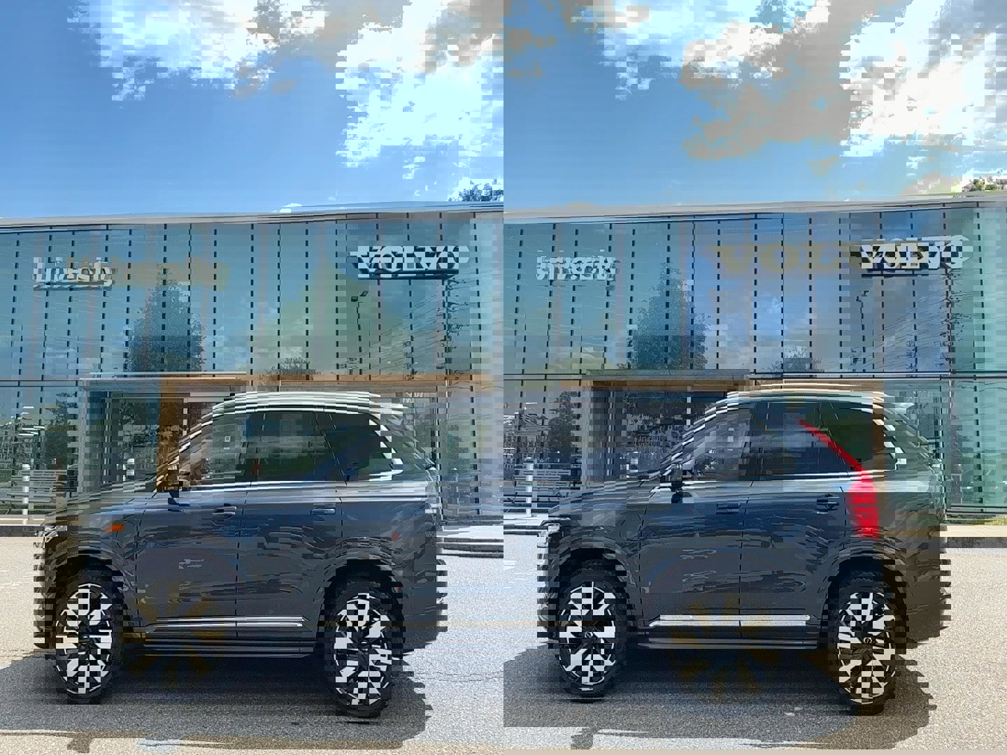 Certified 2024 Volvo XC90 T8 Plus image 1