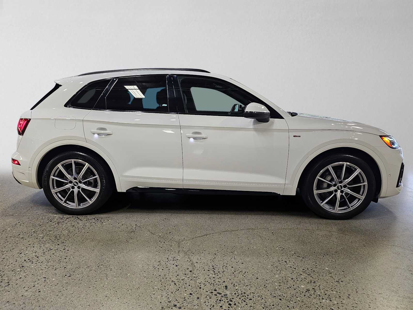 Used 2023 Audi Q5 e Prestige w/ Prestige Package AWD/4WD image 2