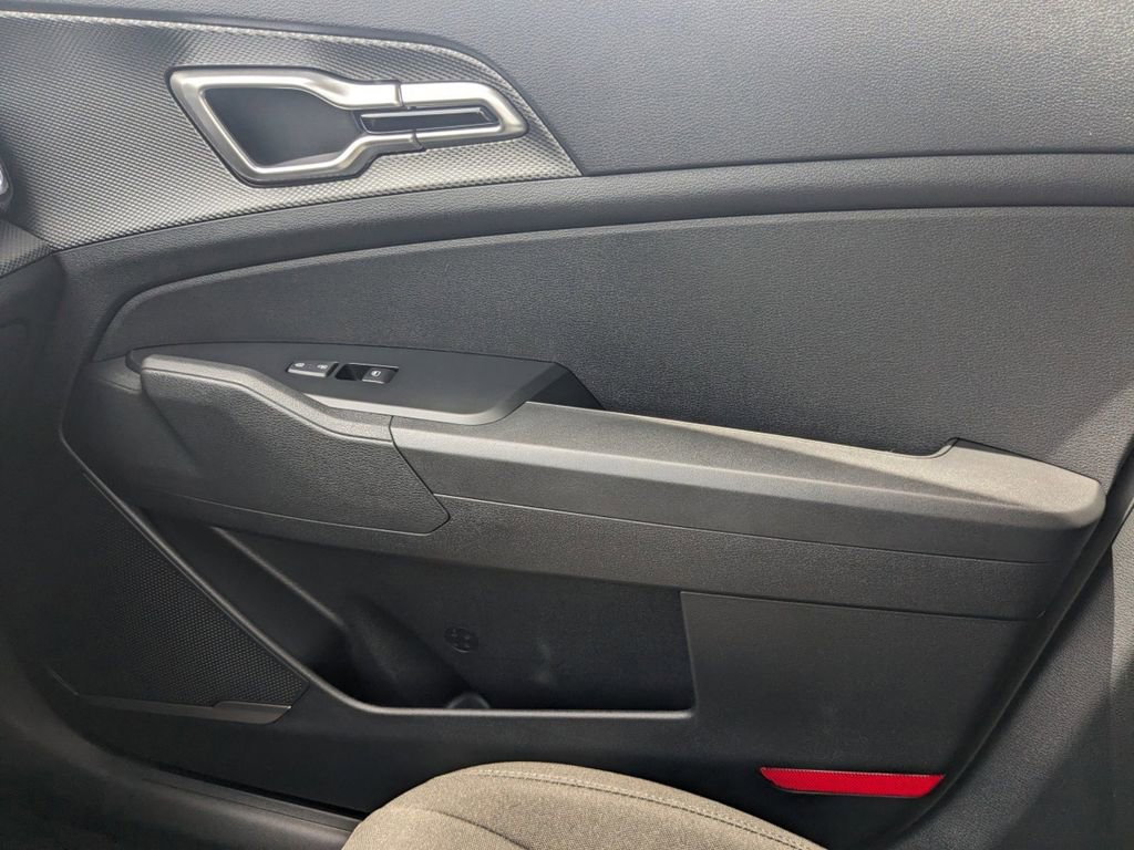 Used 2024 Kia Sportage LX image 17