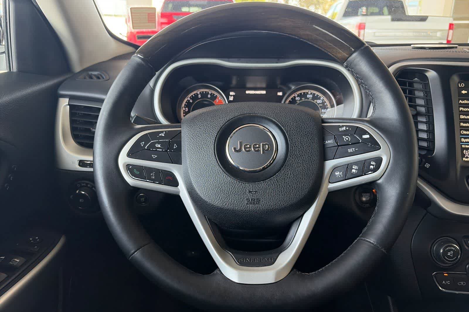 Used 2017 Jeep Cherokee Overland w/ Technology Group FWD image 25