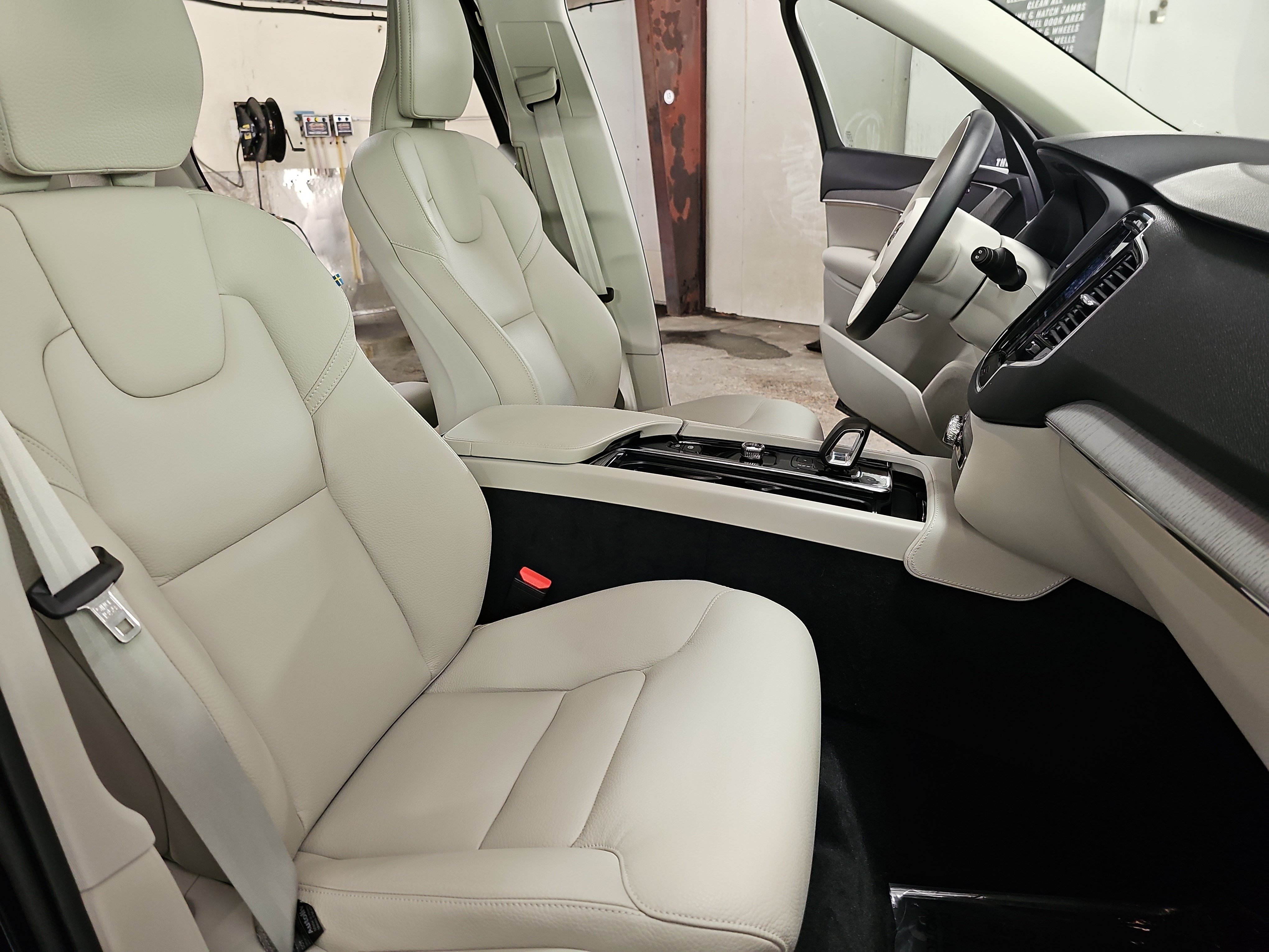 Used 2025 Volvo XC90 B6 Plus w/ Protection Package Premier AWD/4WD image 10