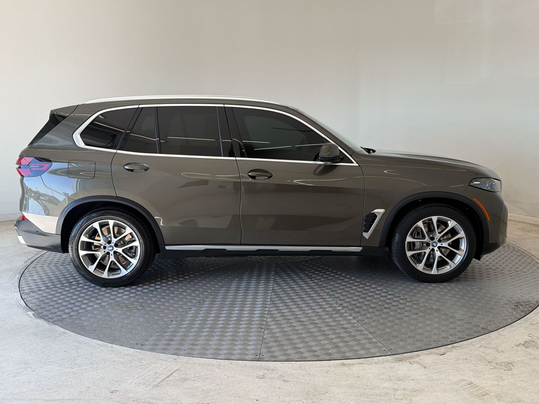 Used 2025 BMW X5 xDrive50e AWD/4WD image 8