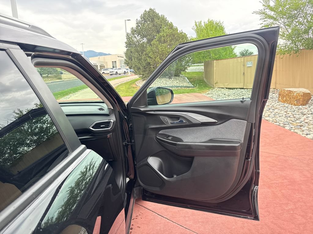 Used 2023 Chevrolet TrailBlazer LT AWD/4WD image 31