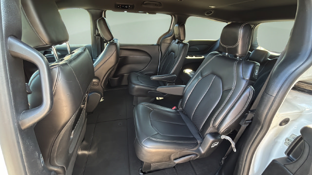 Used 2025 Chrysler Pacifica Select FWD image 19