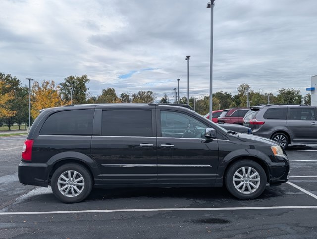 Used 2015 Chrysler Town & Country Limited Platinum FWD image 2