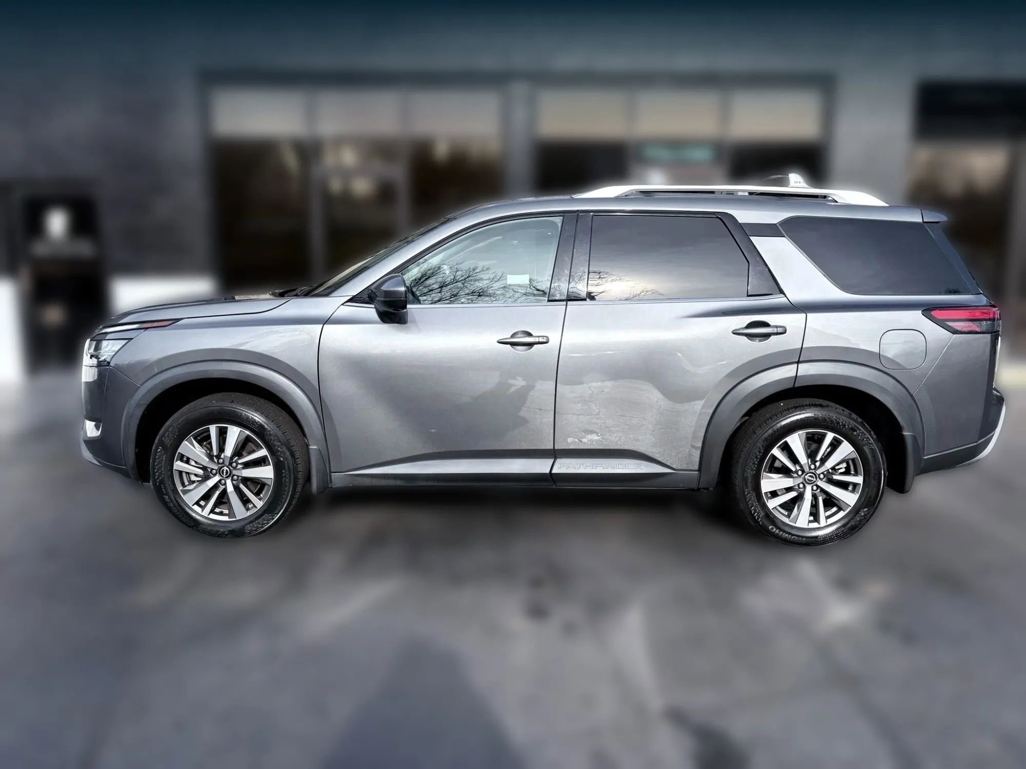 Used 2022 Nissan Pathfinder SL image 2