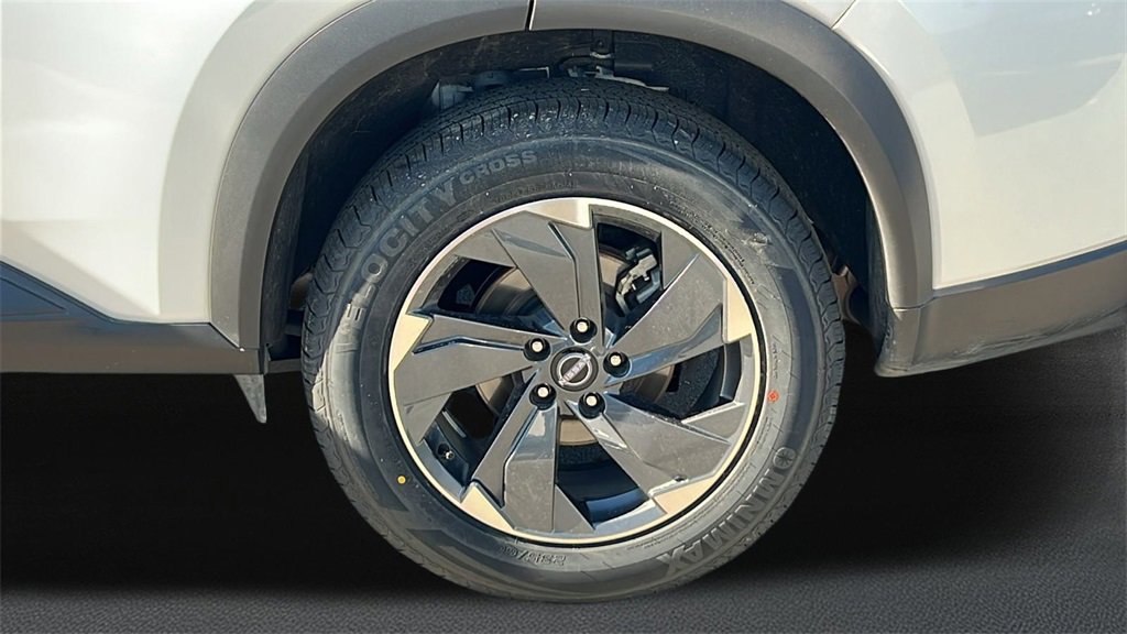 Used 2024 Nissan Rogue SV image 4