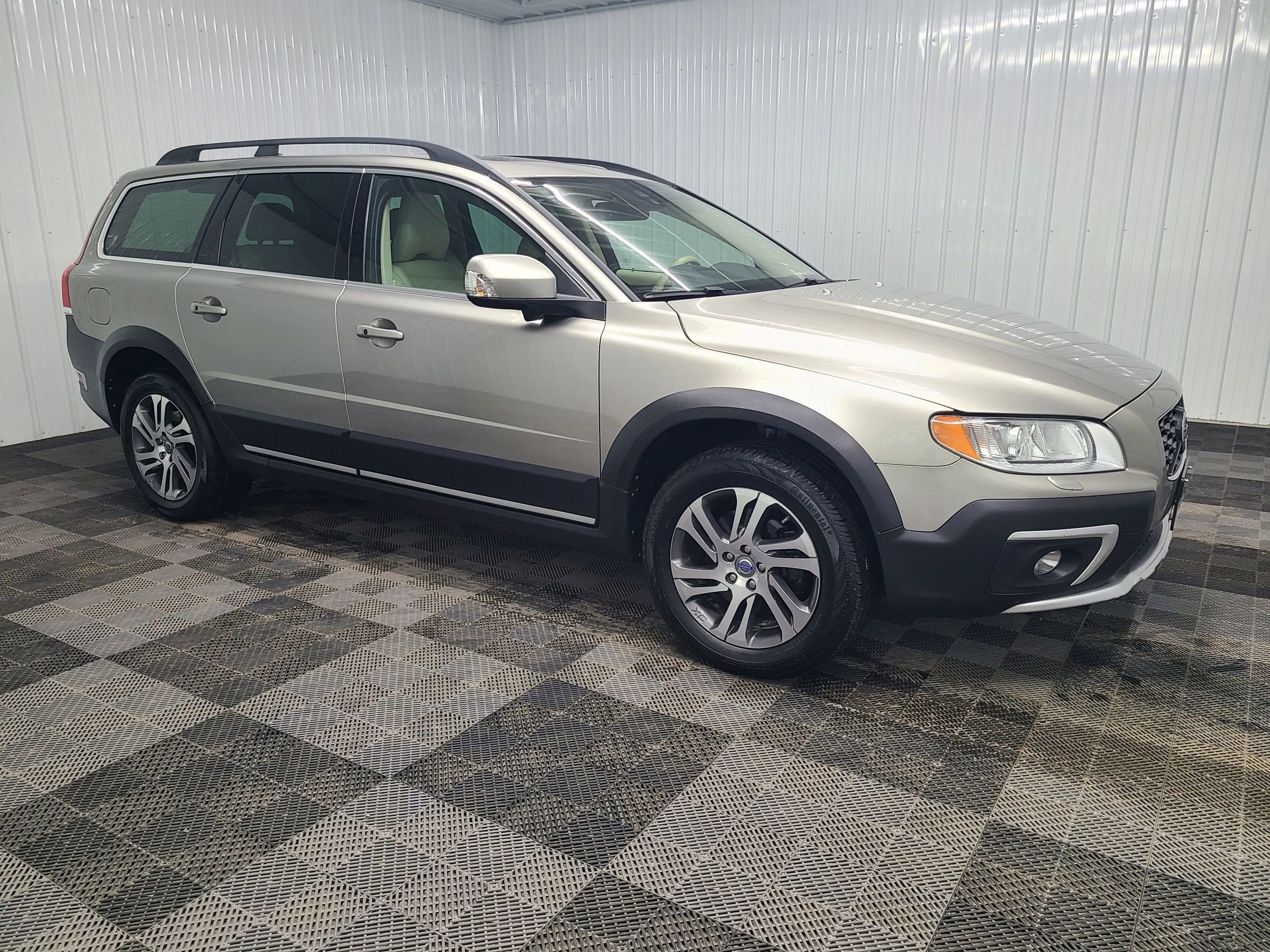 Used 2015 Volvo XC70 T5 Platinum image 1