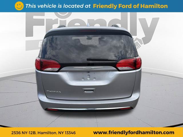 Used 2017 Chrysler Pacifica Touring-L w/ Tire & Wheel Group FWD image 7