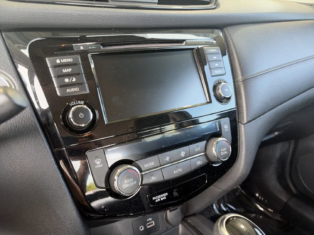 Used 2018 Nissan Rogue SV w/ Premium Package FWD image 14