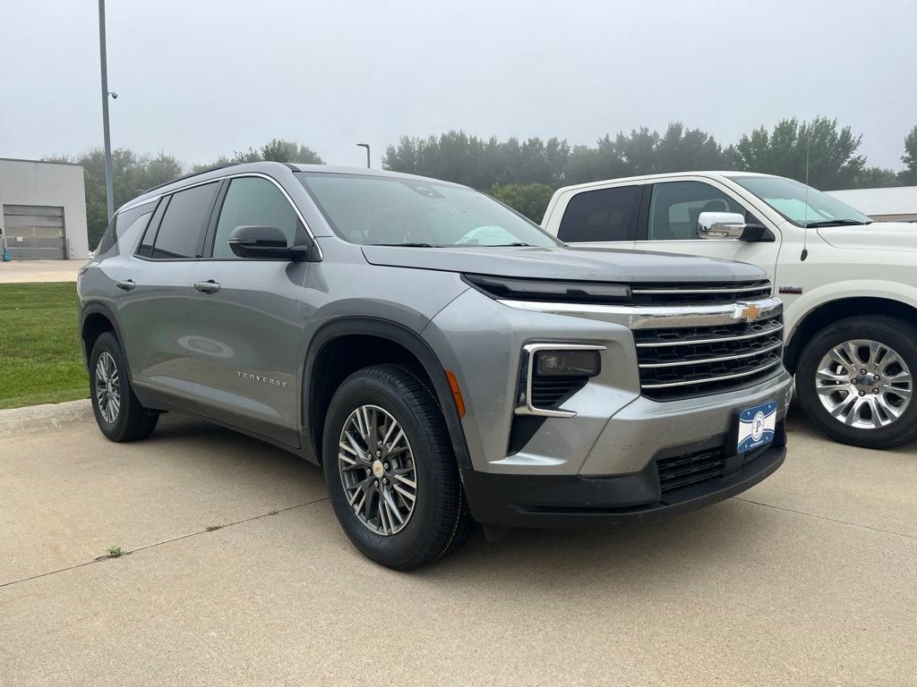 Used 2024 Chevrolet Traverse LT