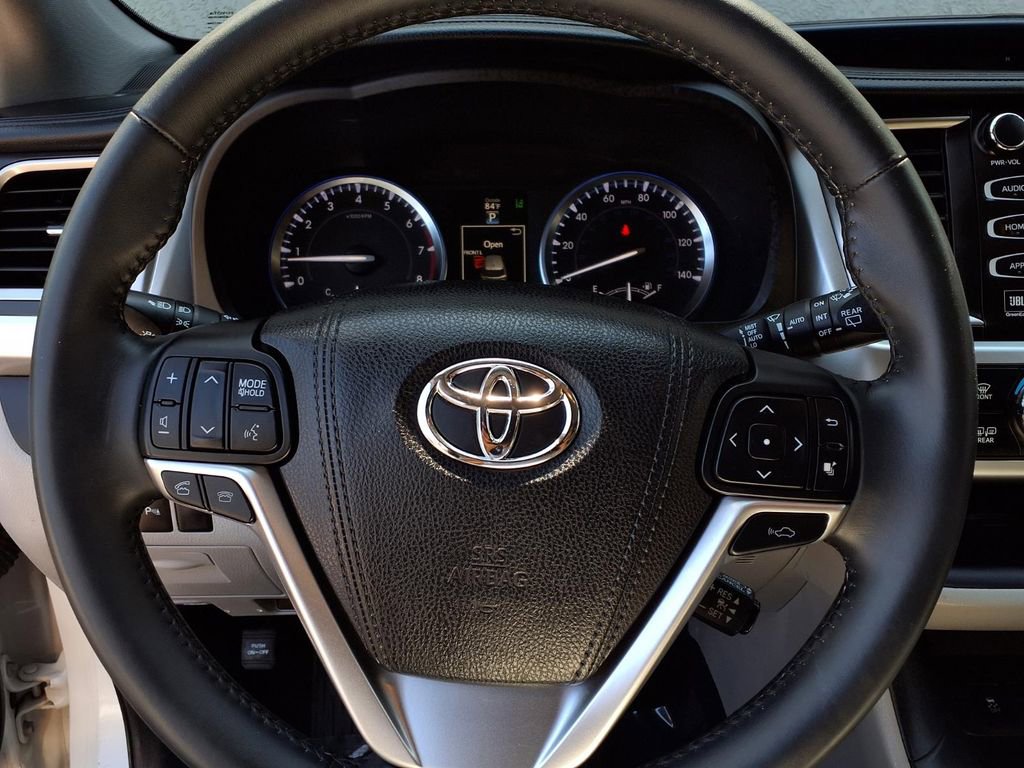 Used 2016 Toyota Highlander Limited w/ Driver Technology Package FWD image 13