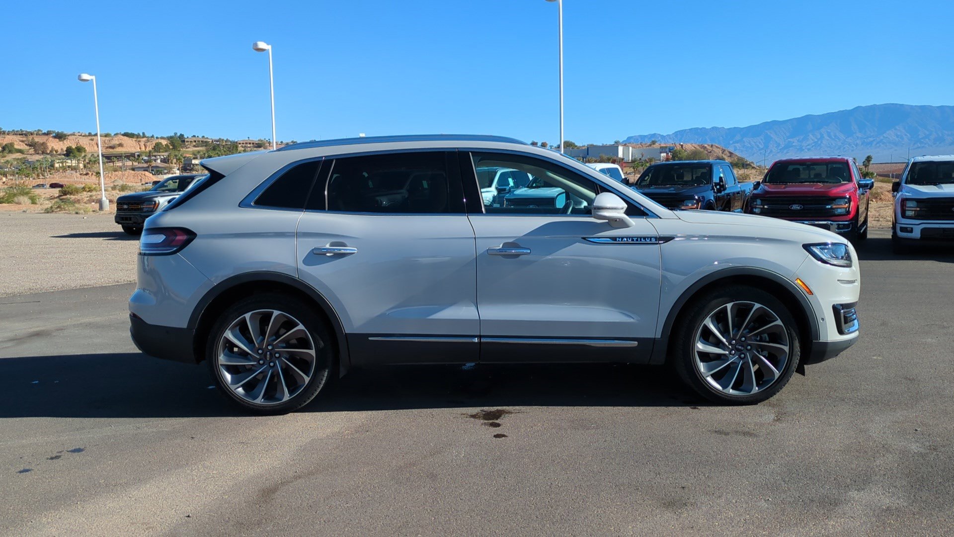 Used 2020 Lincoln Nautilus Reserve w/ Equipment Group 201A image 2