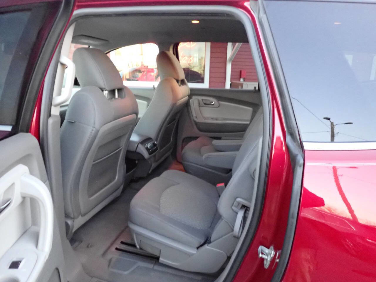Used 2010 Chevrolet Traverse LT image 7