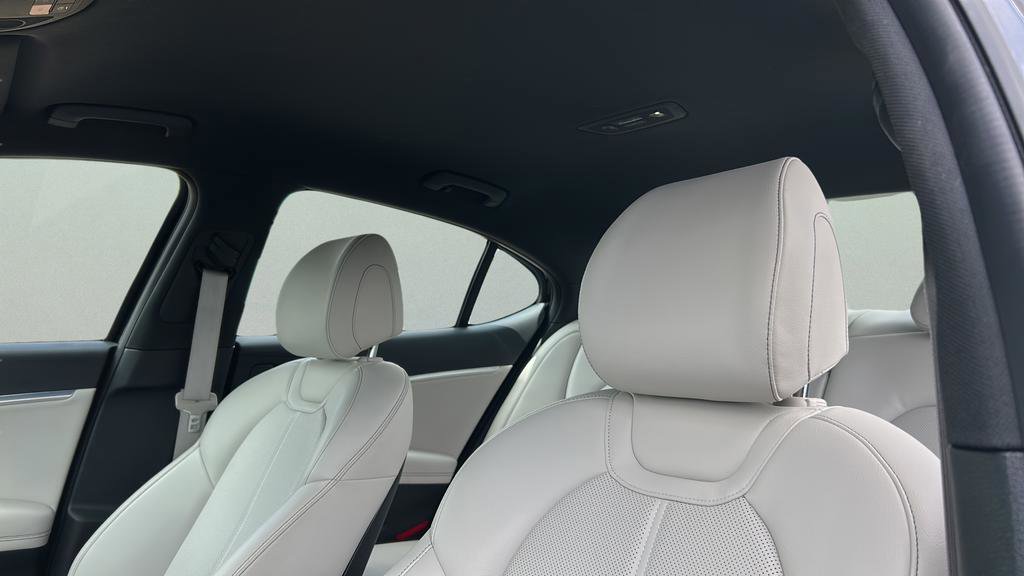 Used 2025 Genesis G70 2.5T image 13