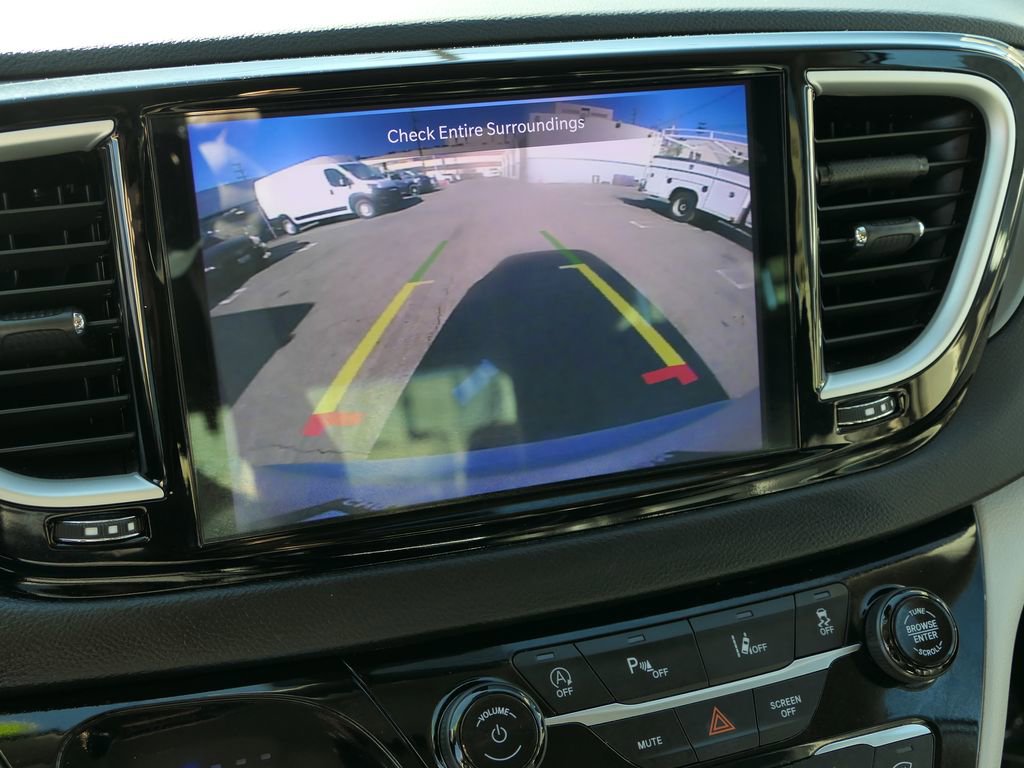 Used 2023 Chrysler Pacifica Touring-L image 18