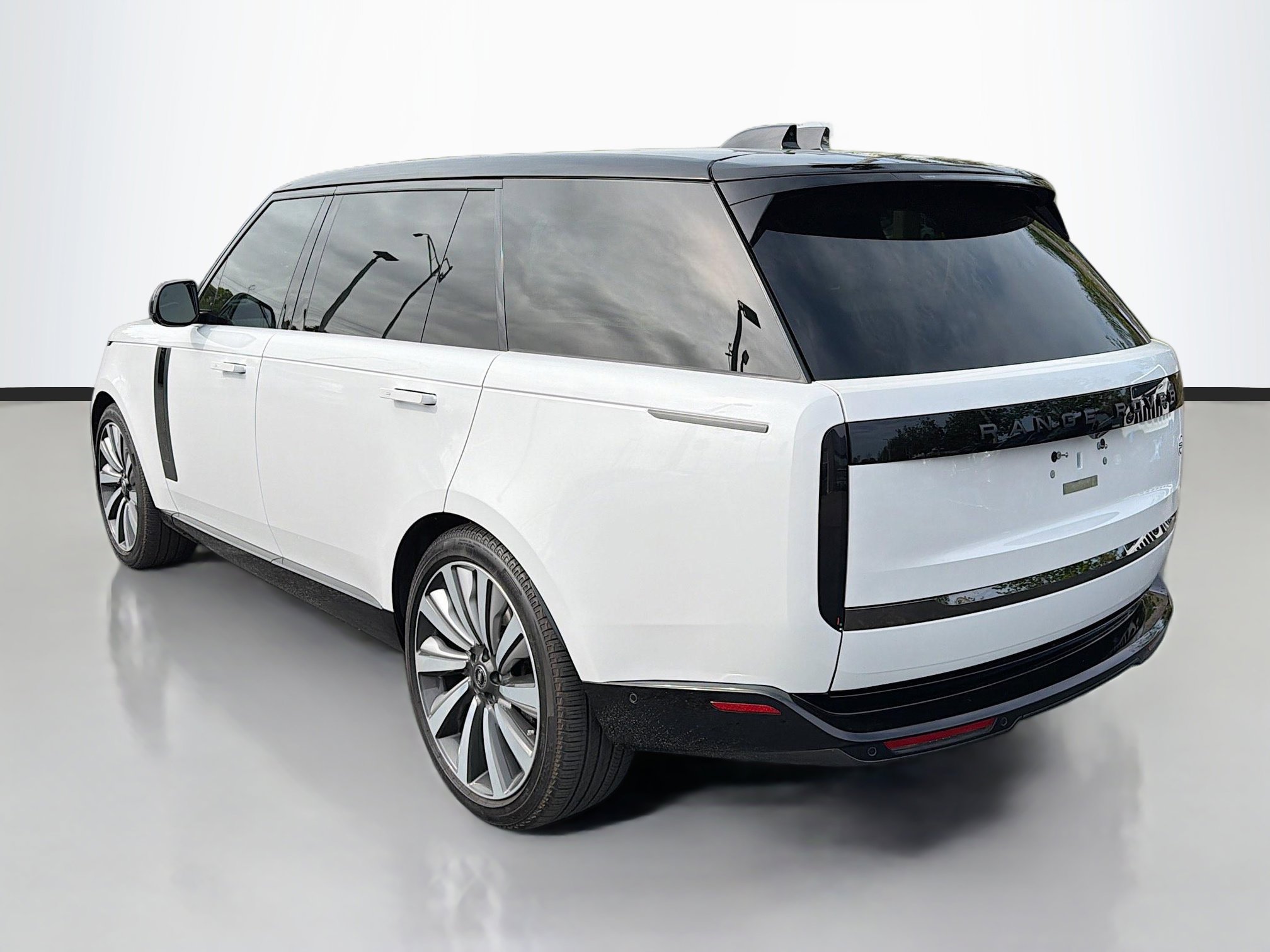 Used 2025 Land Rover Range Rover SV image 3