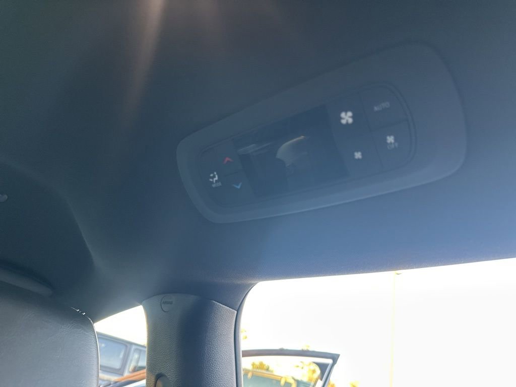 Used 2025 Chrysler Pacifica Select image 15