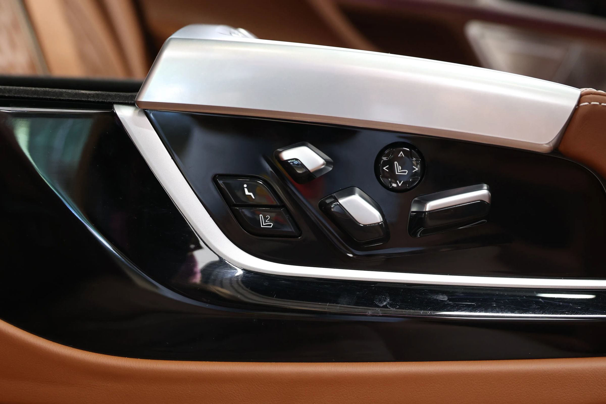 Used 2022 BMW M760i xDrive w/ Luxury Rear Seating Package image 85