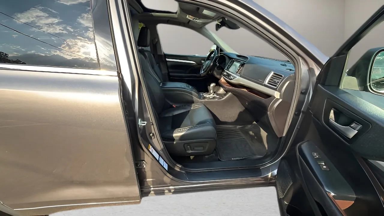 Used 2017 Toyota Highlander XLE image 12