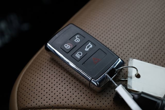 Used 2023 Land Rover Discovery S R-Dynamic image 32