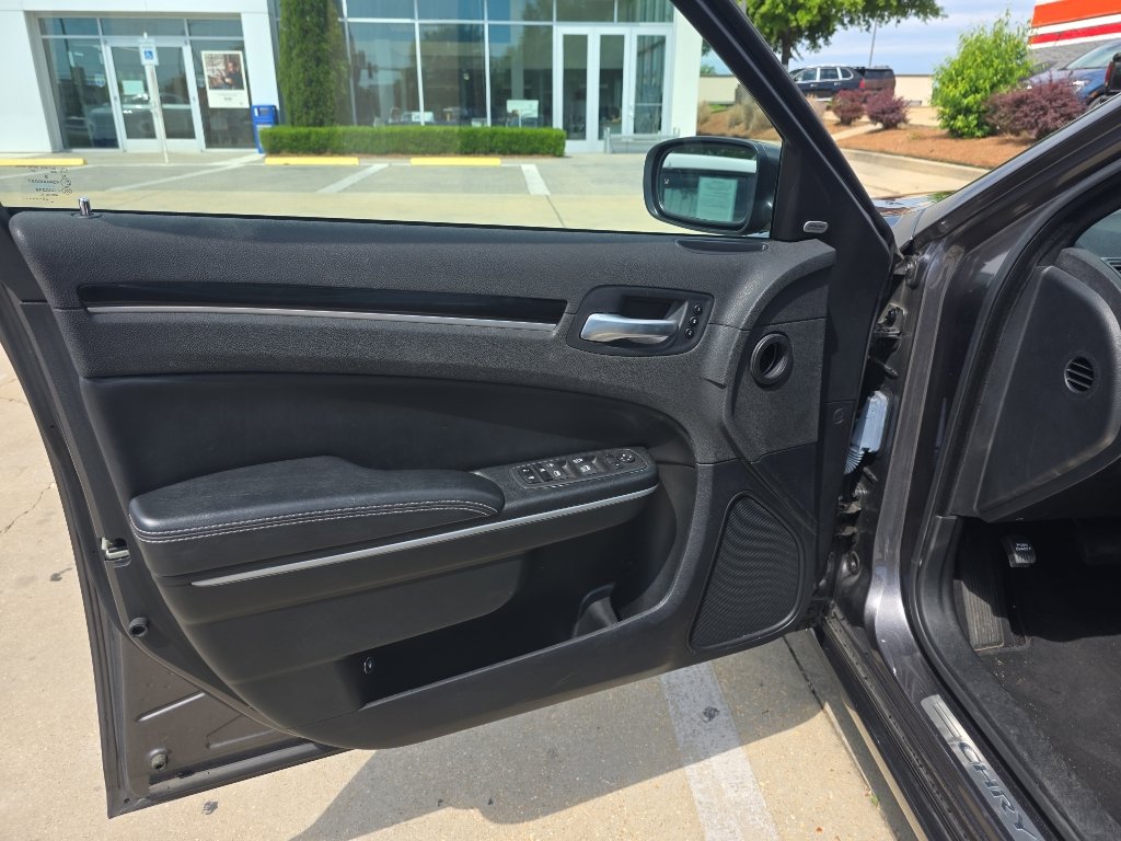 Used 2023 Chrysler 300 S w/ Comfort Group RWD image 9
