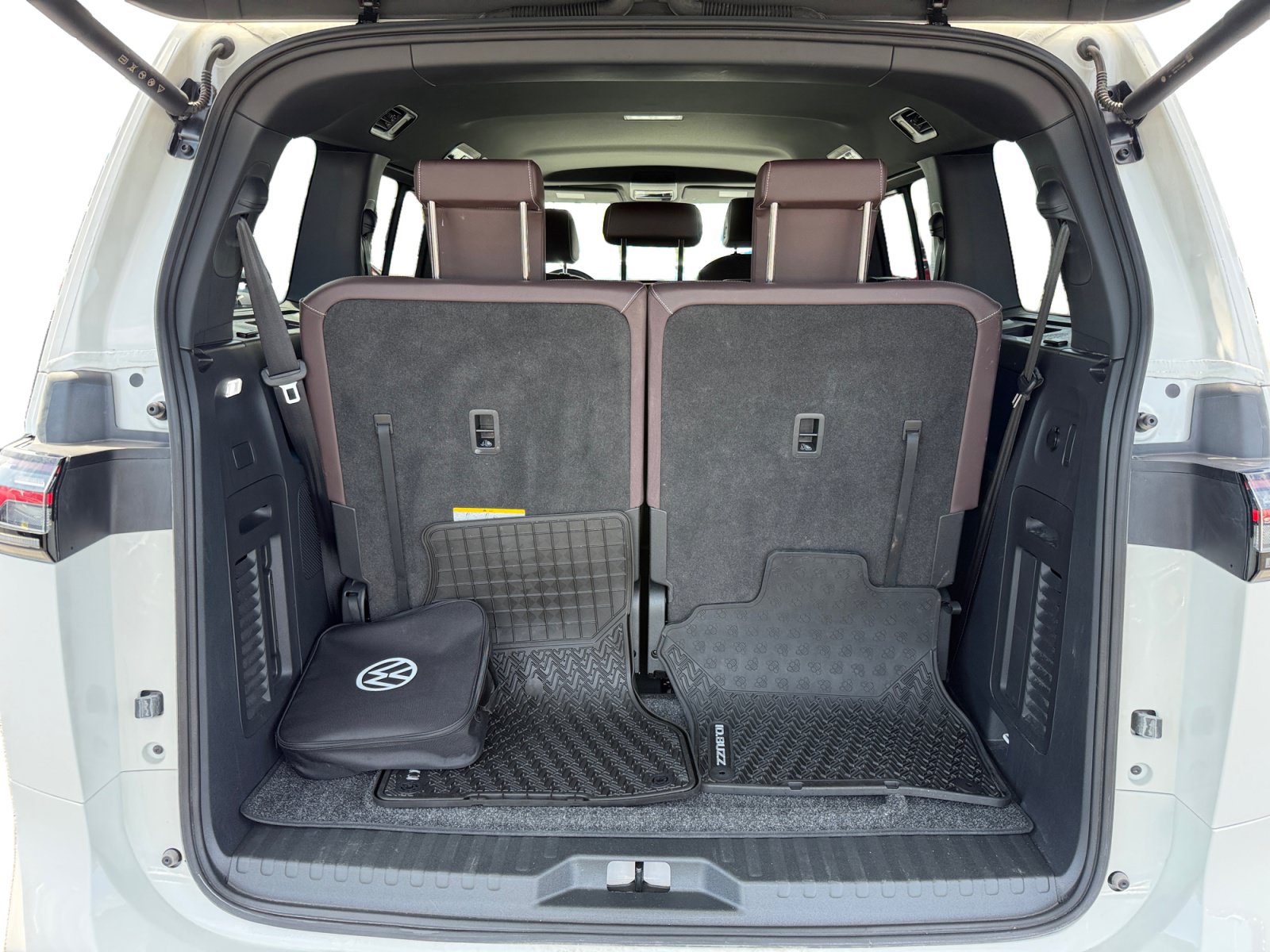 Certified 2025 Volkswagen ID. Buzz 1st Edition RWD image 17