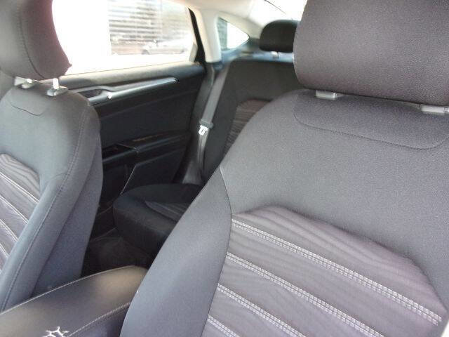 Used 2016 Ford Fusion SE image 12