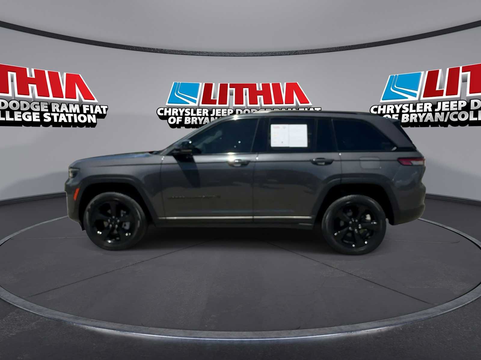 Used 2023 Jeep Grand Cherokee Limited w/ Black Appearance Package RWD image 5