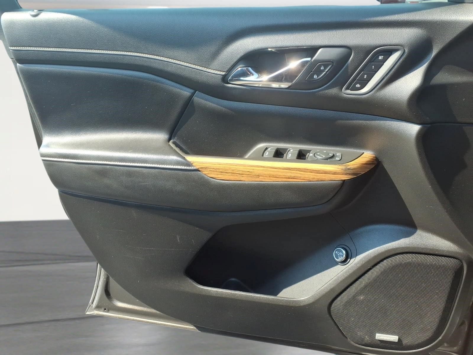Used 2019 GMC Acadia Denali w/ Technology Package FWD image 16