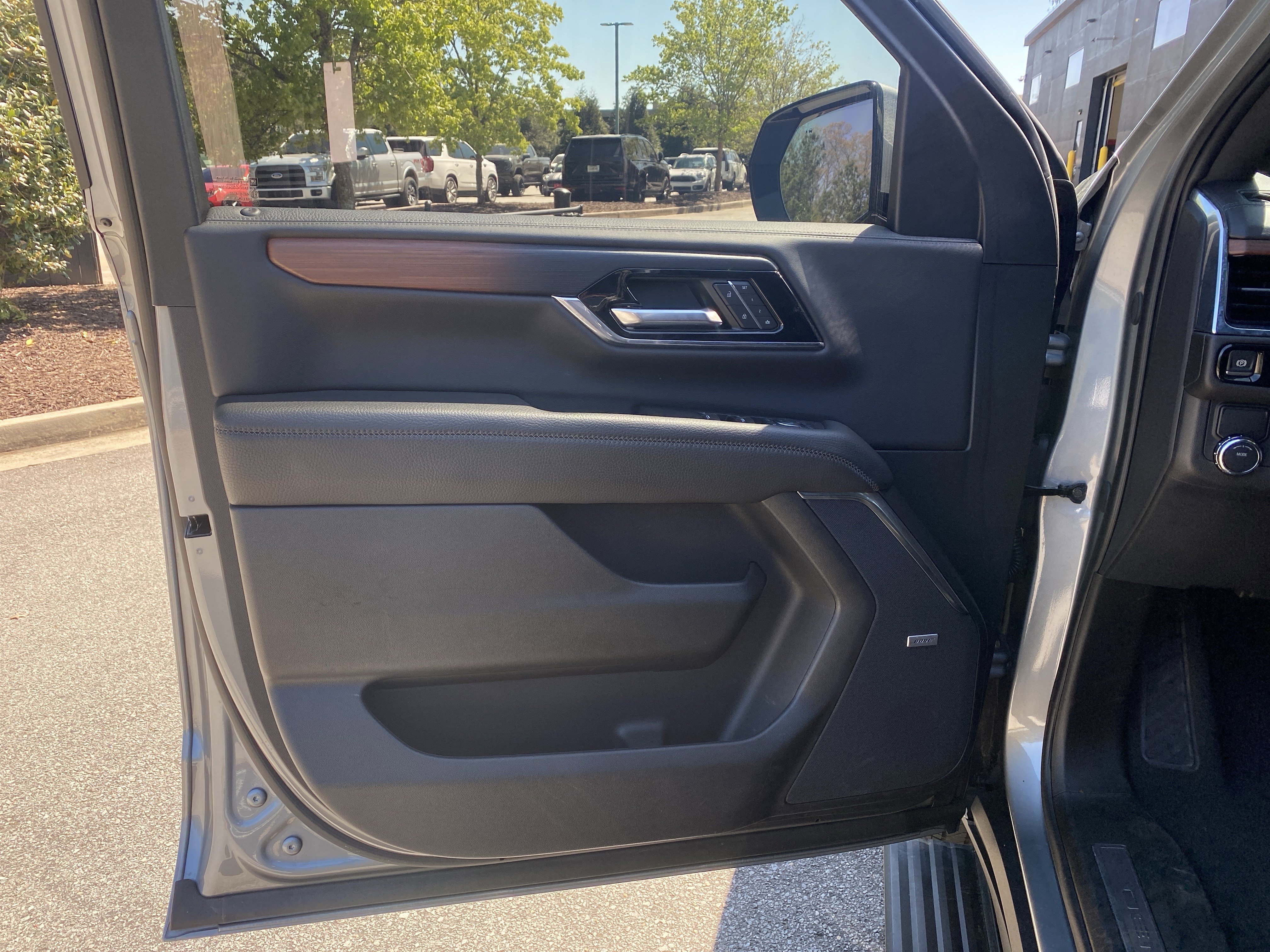 Used 2025 GMC Yukon XL Denali w/ Sun & Power Step Package image 24