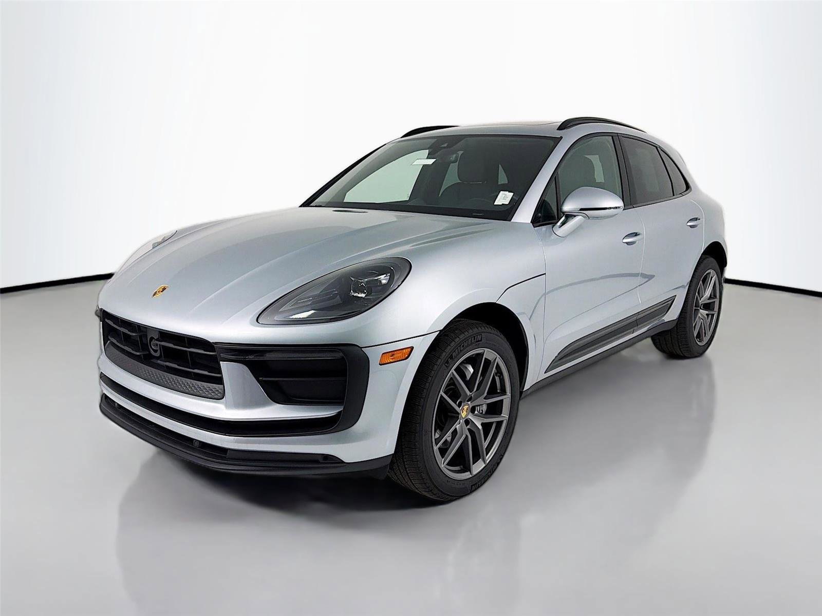 Certified 2025 Porsche Macan image 1