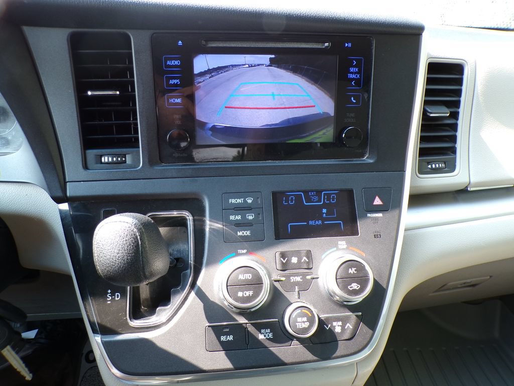 Used 2017 Toyota Sienna LE AWD/4WD image 25