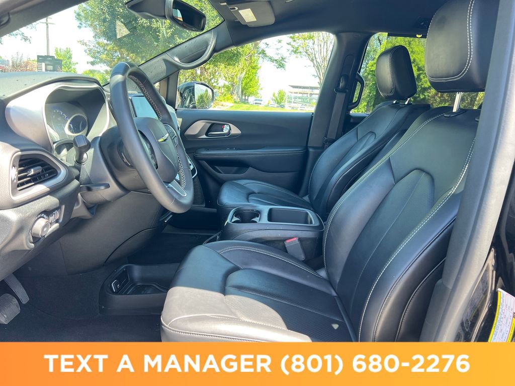 Used 2025 Chrysler Pacifica Select FWD image 13