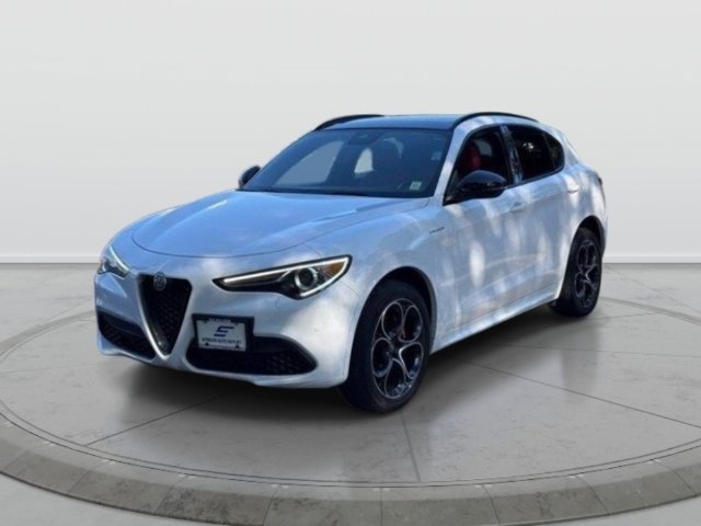 Used 2023 Alfa Romeo Stelvio Veloce AWD/4WD image 3
