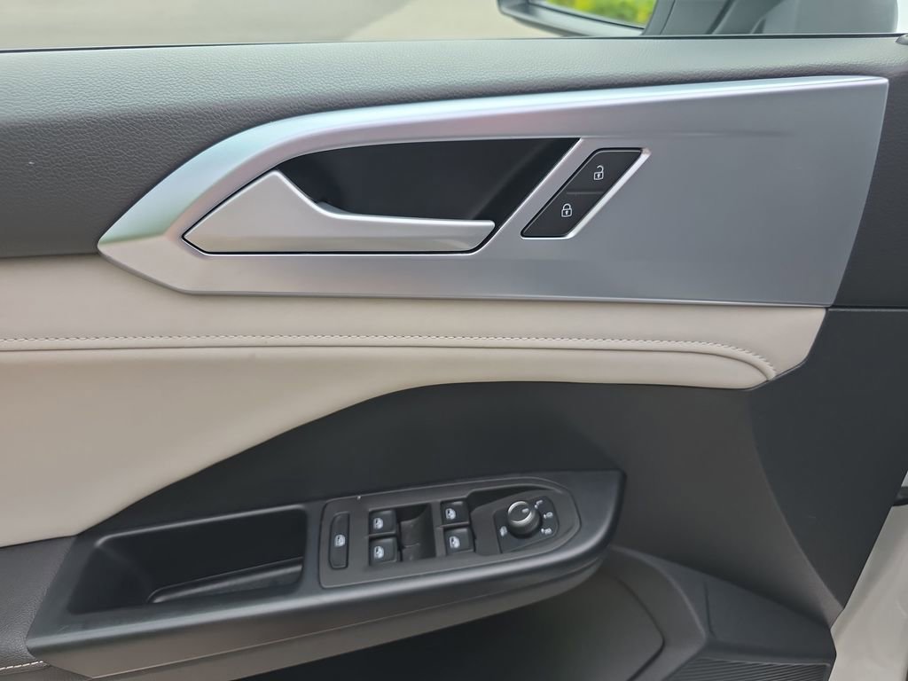 Used 2025 Volkswagen Taos SE FWD image 20