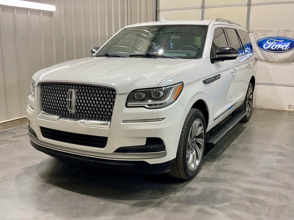 Used 2024 Lincoln Navigator Reserve AWD/4WD image 4