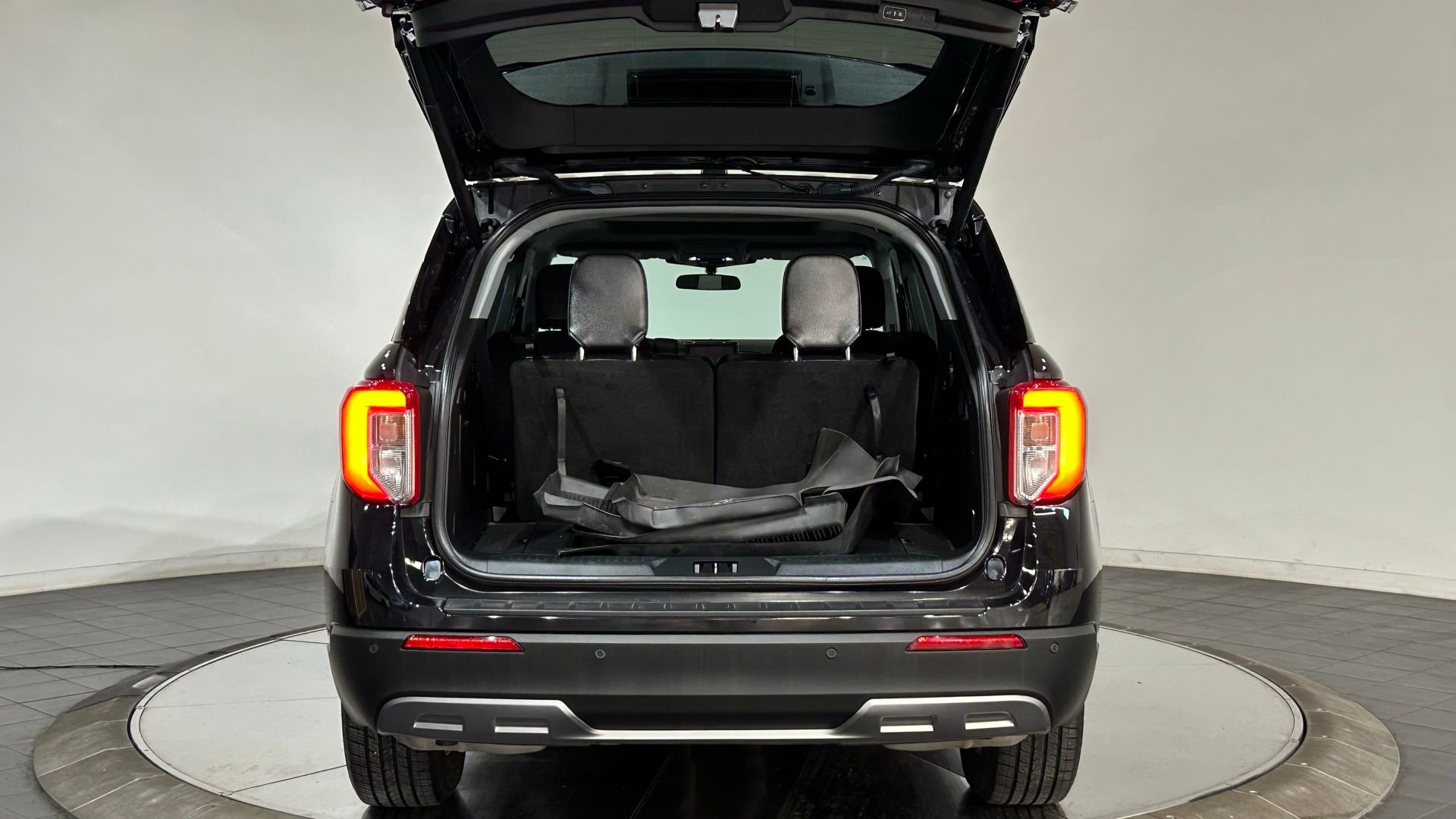 Used 2023 Ford Explorer XLT w/ Equipment Group 202A AWD/4WD image 31