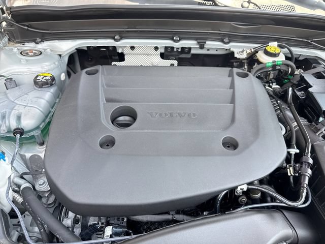 Certified 2025 Volvo XC40 B5 Plus AWD/4WD image 21