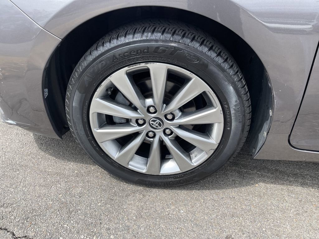 Used 2016 Toyota Camry XLE w/ Moonroof Package image 9