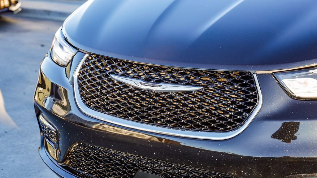 Certified 2024 Chrysler Pacifica Touring-L image 6