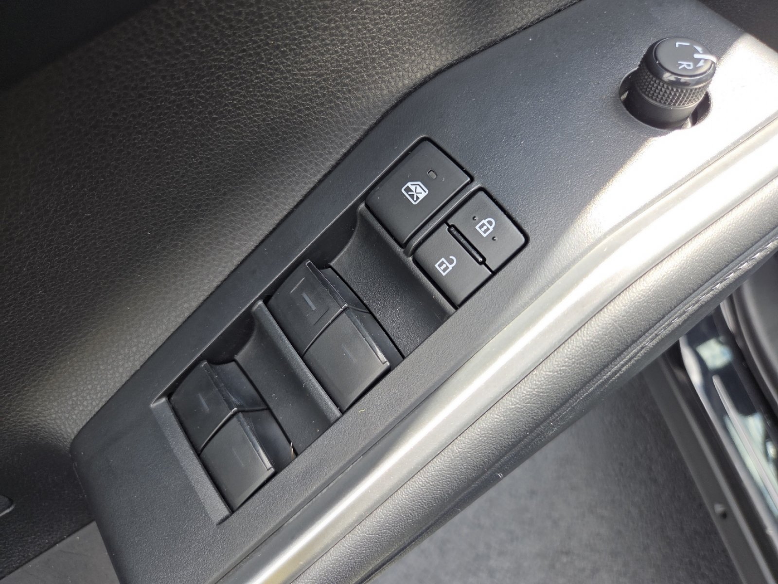 Used 2022 Toyota Highlander XLE AWD/4WD image 35
