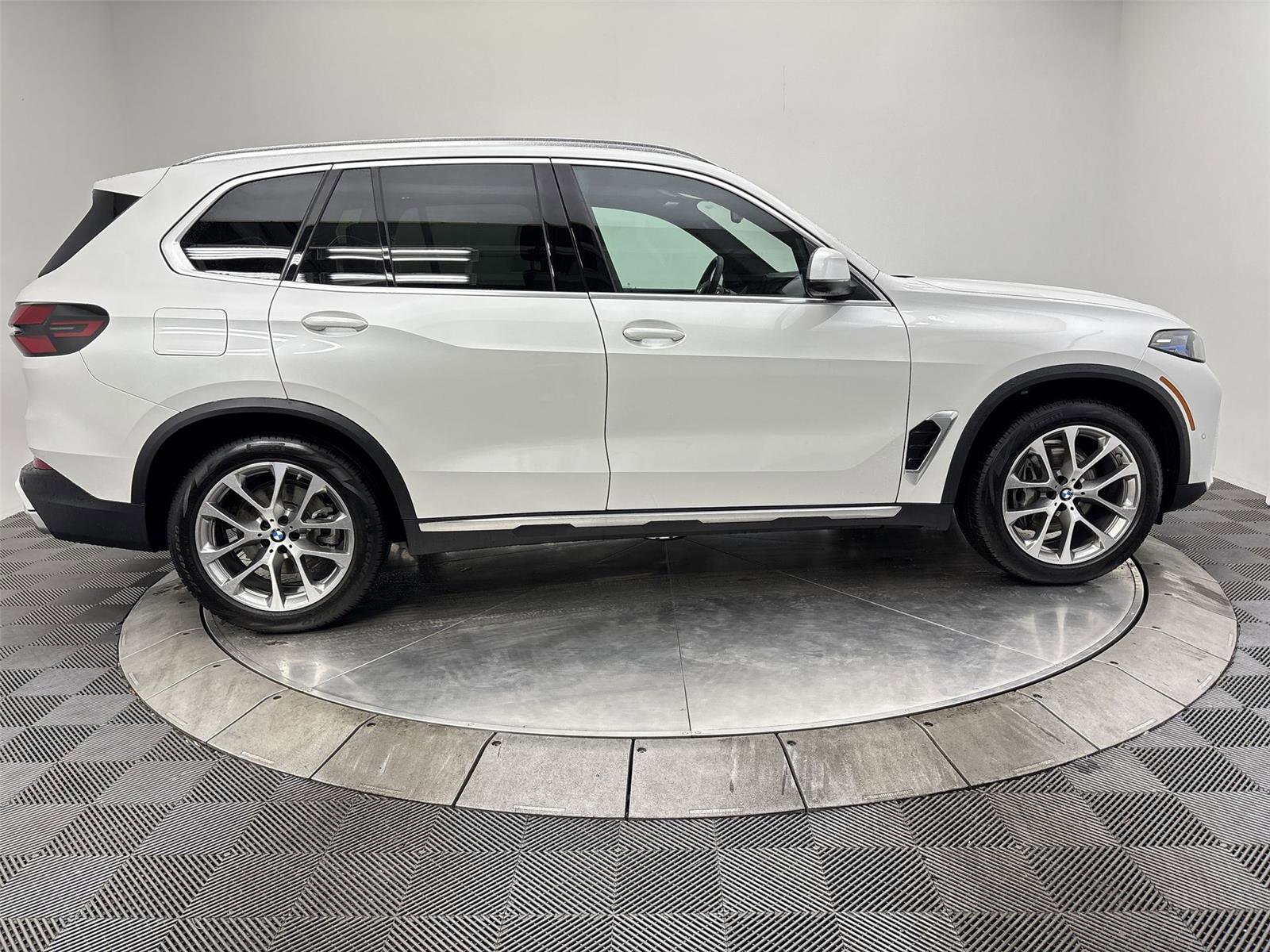 Used 2024 BMW X5 xDrive40i w/ Premium Package image 17