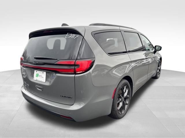 Used 2025 Chrysler Pacifica Limited image 8