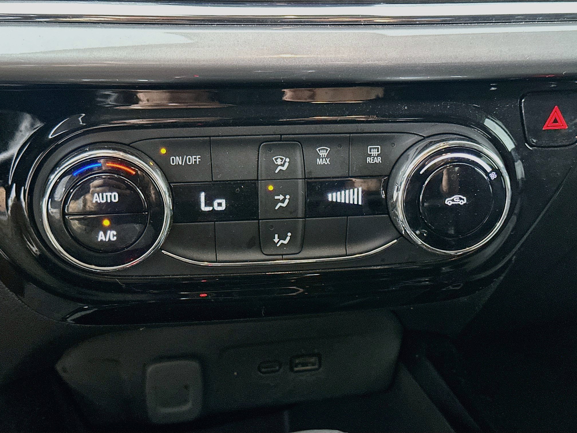 Used 2025 Chevrolet Trax LT FWD image 22