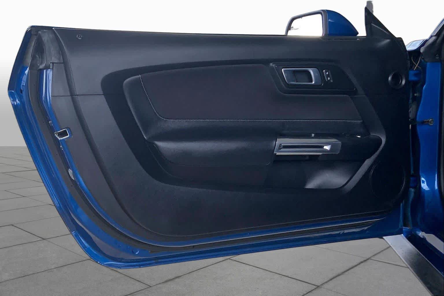 Used 2018 Ford Mustang Coupe RWD image 18
