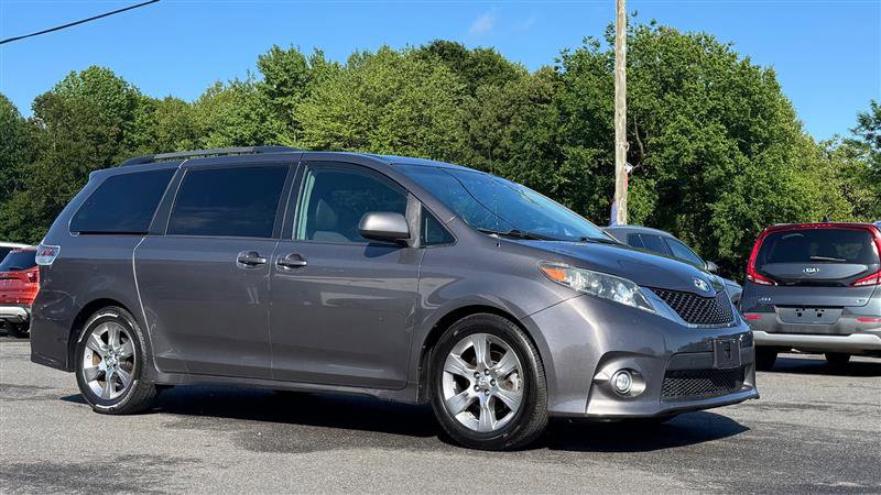 Used 2011 Toyota Sienna SE w/ Preferred Pkg FWD image 3