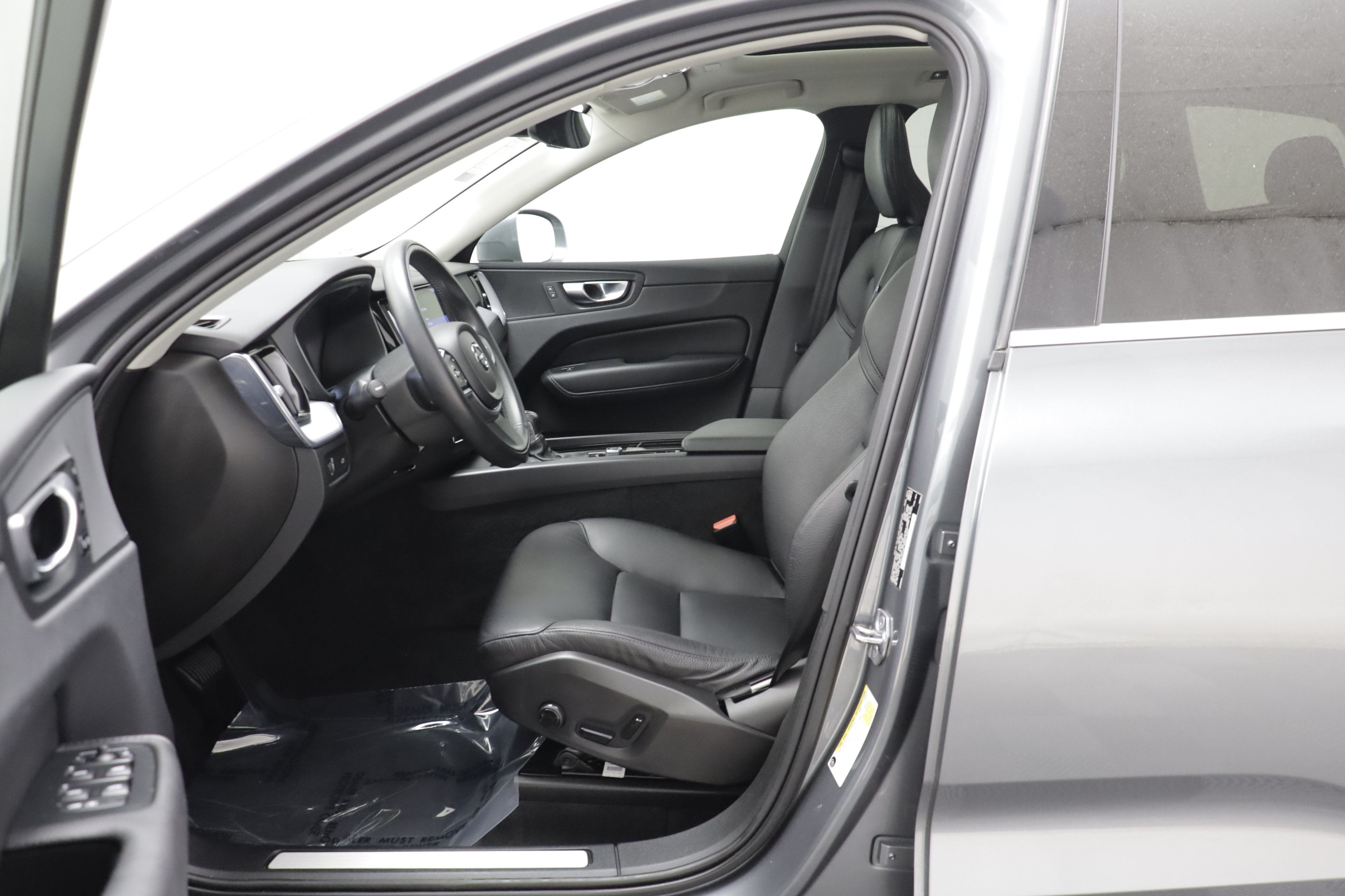 Used 2021 Volvo XC60 T5 Momentum w/ Premium Package AWD/4WD image 5